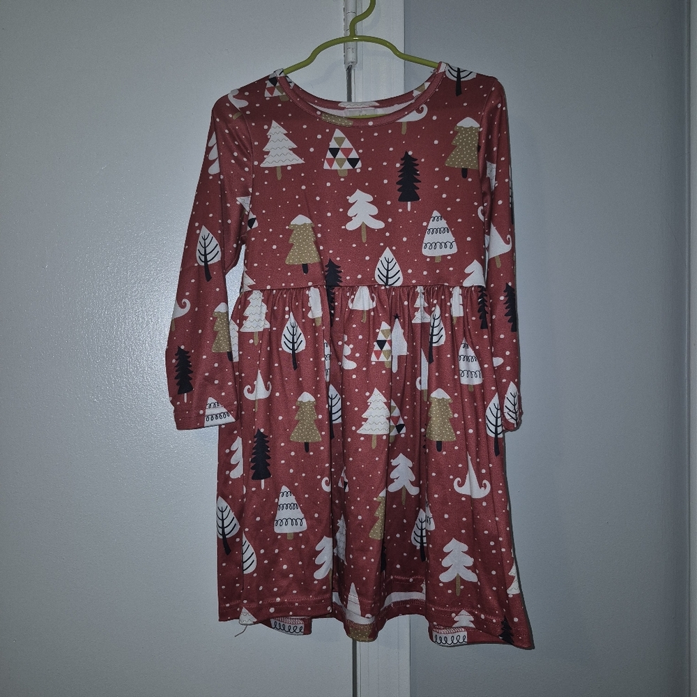Brand Unknown Festive Red Kids Dress Size 4-5 Years Old with Holiday Tree Print